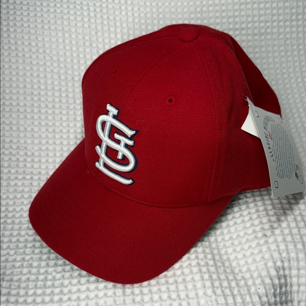 MLB - Red St. Louis Cardinals Baseball Cap with Embroidered Logo - NWT